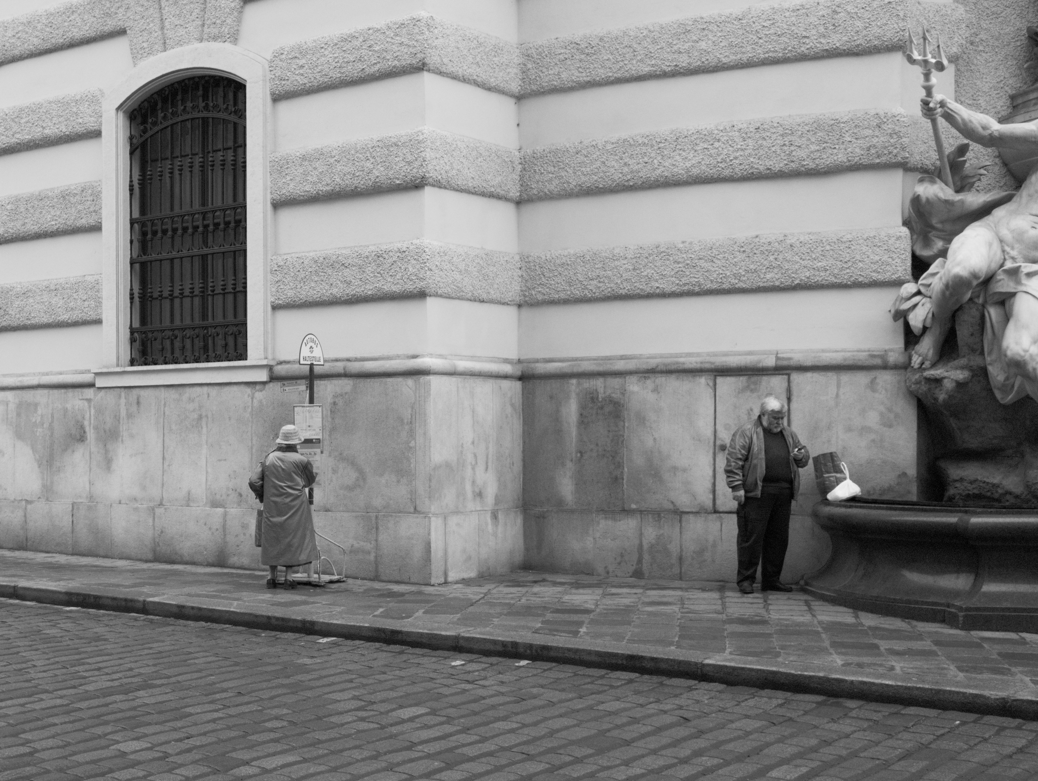 Waiting at Michaelerplatz (Innere Stadt, ) with Leica M Monochrom (Leica Summilux-M 35mm f/1.4 ASPH.) by Magnus L Andersson (photography.anderssoneklund.se) at 2012-12-17 11:19:46