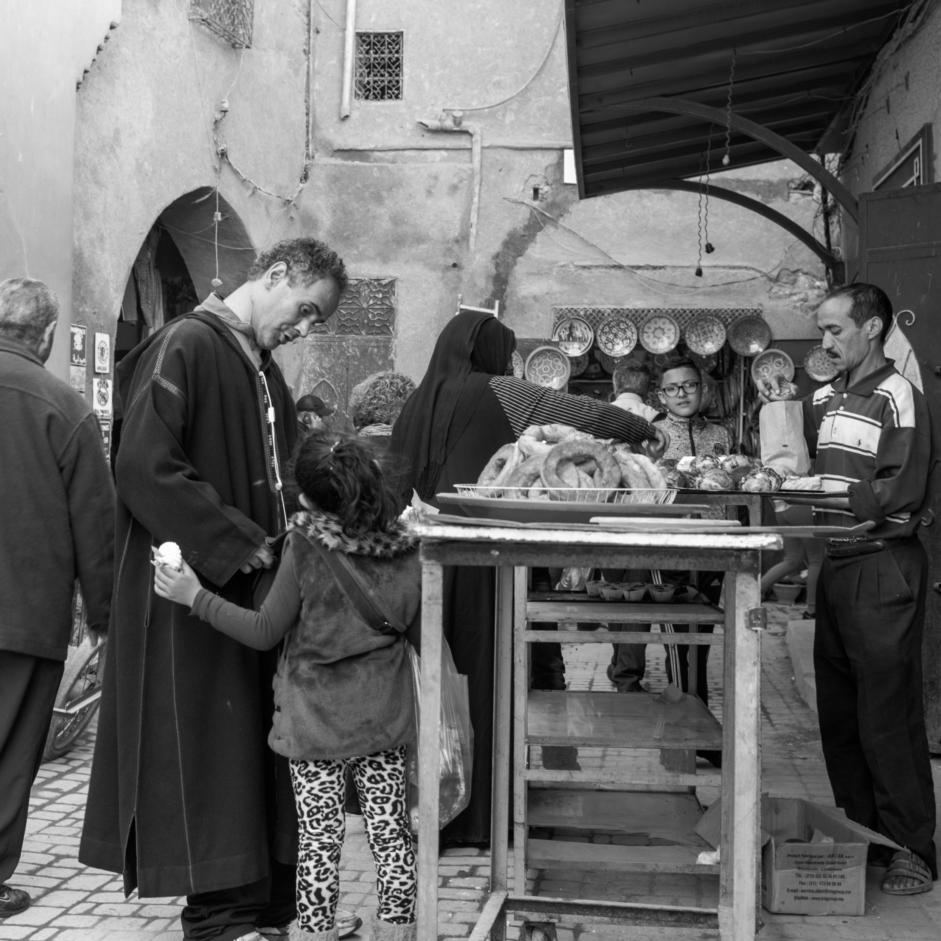 Please dad at Marrakech-Medina (Marrakesh, Morocco) with Leica M Monochrom (Leica Summilux-M 35mm f/1.4 ASPH.) by Magnus L Andersson (photography.anderssoneklund.se) at 2017-03-26 16:32:00