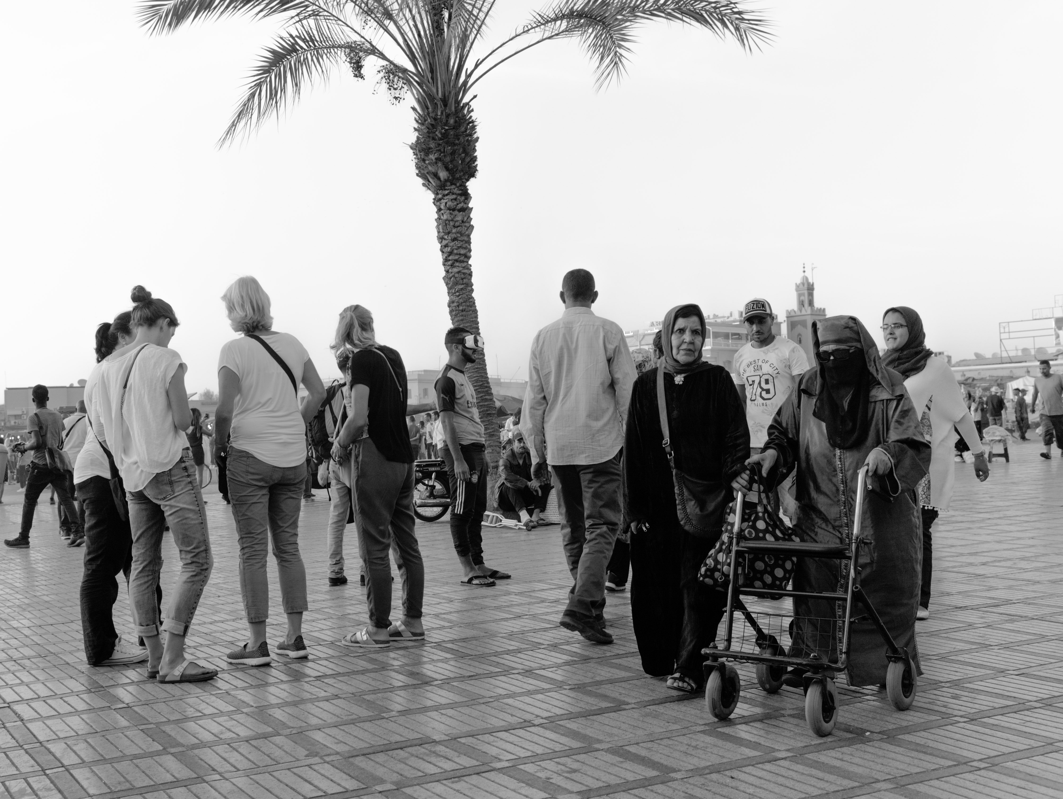 Meetings in Marrakech at Marrakech-Medina (Marrakesh, Morocco) with Leica M Monochrom (Leica Summilux-M 35mm f/1.4 ASPH.) by Magnus L Andersson (photography.anderssoneklund.se) at 2017-09-30 18:53:38