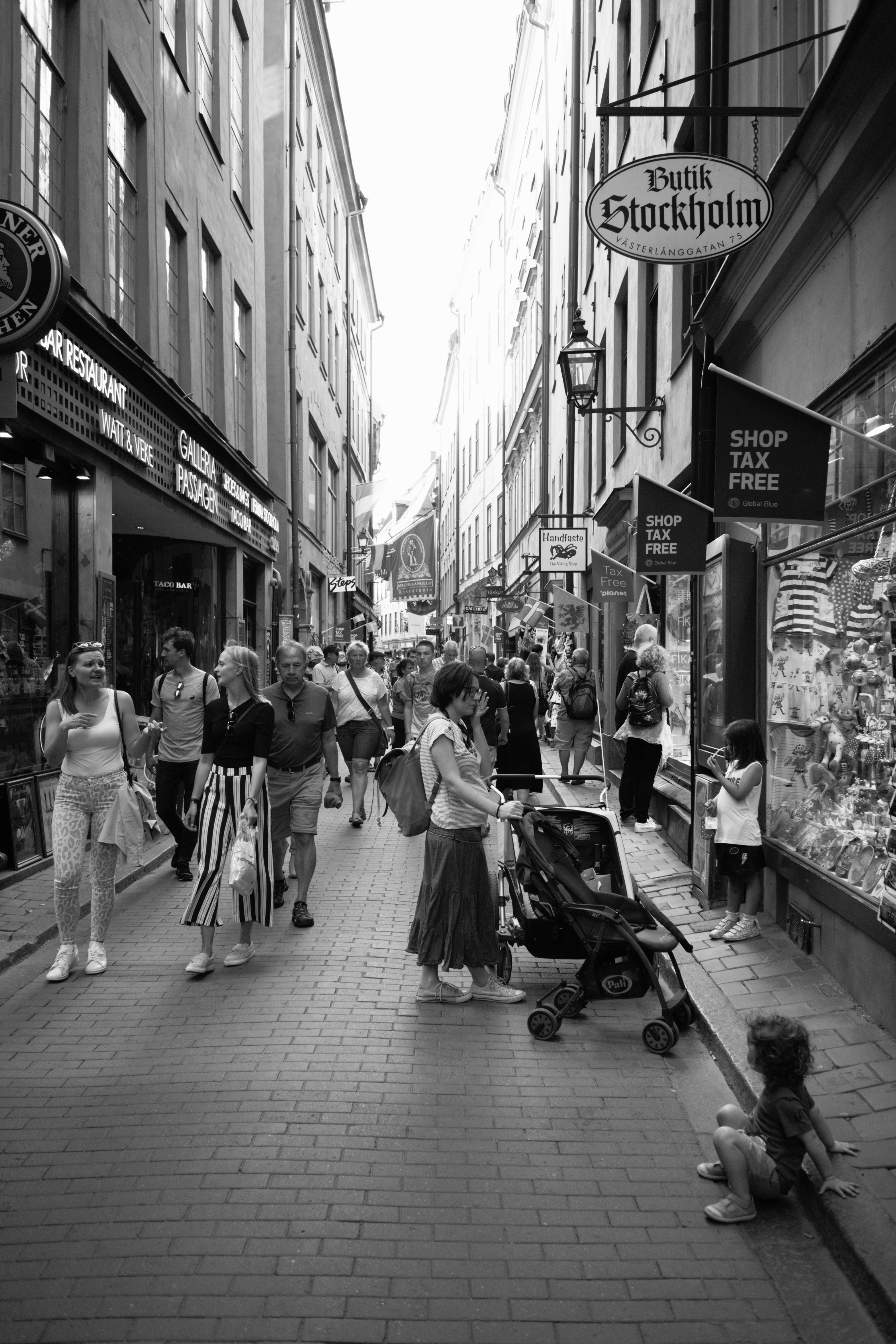 Streetlife at Old Town (, ) with Leica M Monochrom (Leica Summaron-M 28mm f/5.6) by Magnus Andersson (photography.anderssoneklund.se) at 2019-06-16 17:45:23