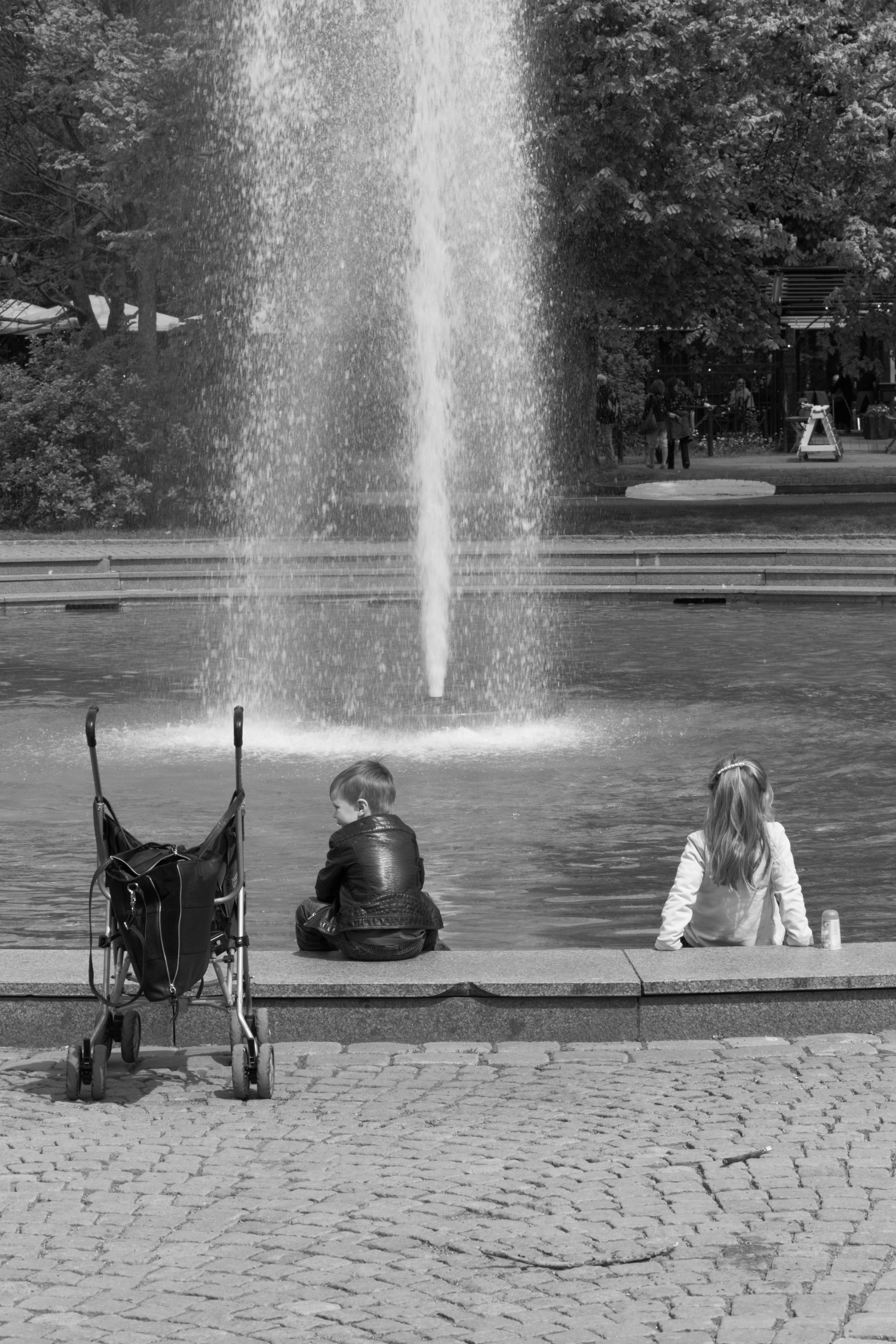 An argument at Bältespännarparken (Gothenburg, Sweden) with Leica M Monochrom (Leica Macro-Elmar-M 90mm f/4) by Magnus L Andersson (photography.anderssoneklund.se) at 2013-05-25 13:12:10