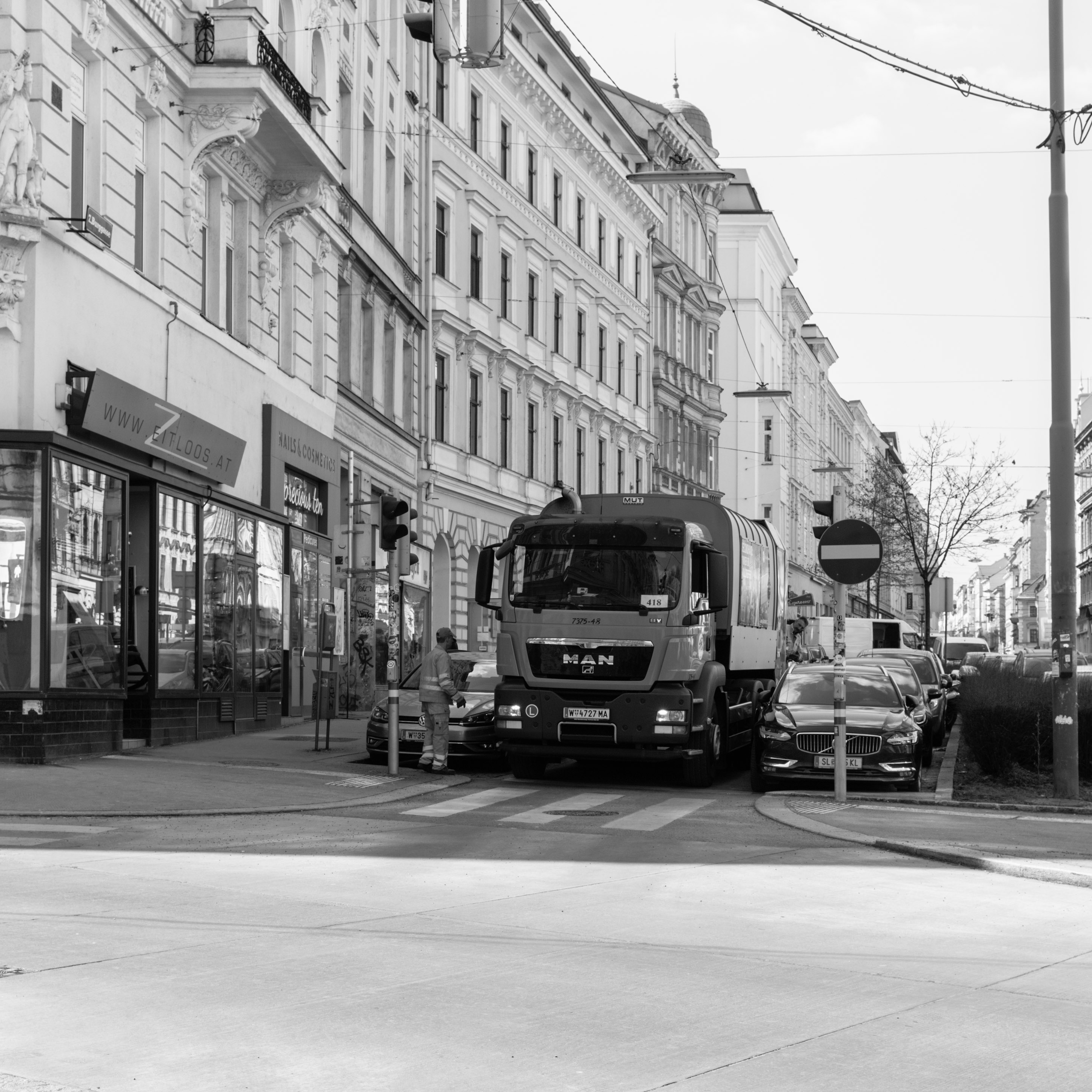 Traffic jam at Burggasse (Neubau, Austria) with Leica M Monochrom (Leica Summilux-M 35mm f/1.4 ASPH.) by Magnus L Andersson (photography.anderssoneklund.se) at 2018-03-22 12:17:40